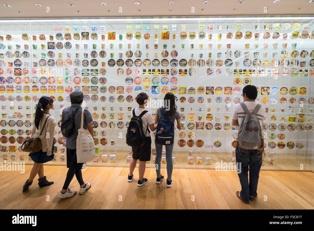 Display interno del centro storico di cup noodle marchi e l'imballaggio al Cup Noodle Museum di Minato Mirai distretto di Yokohama Giappone Foto Stock