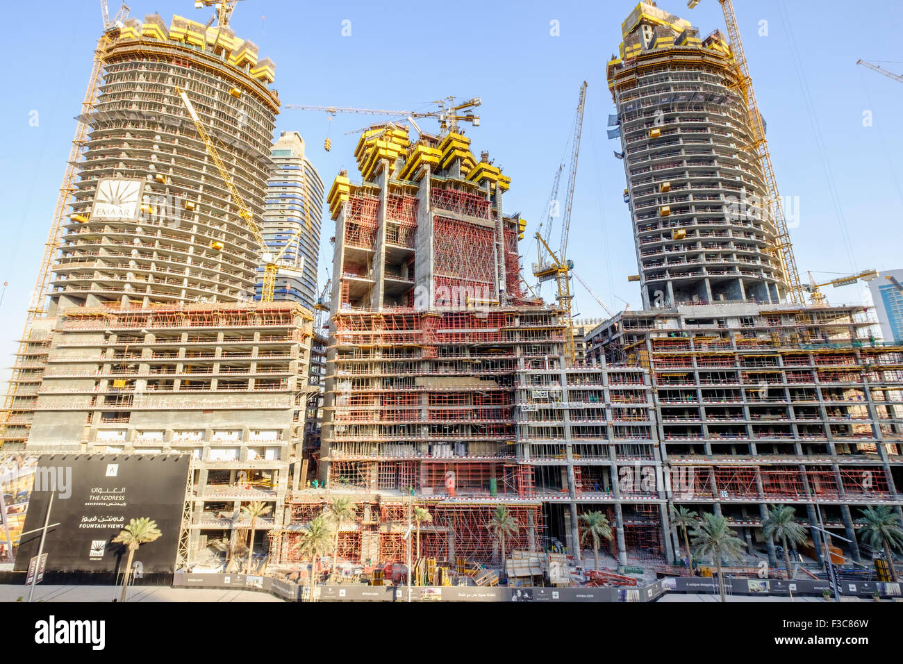 Tre alto appartamento torri in costruzione nel centro di Dubai nel quartiere Emirati Arabi Uniti Foto Stock