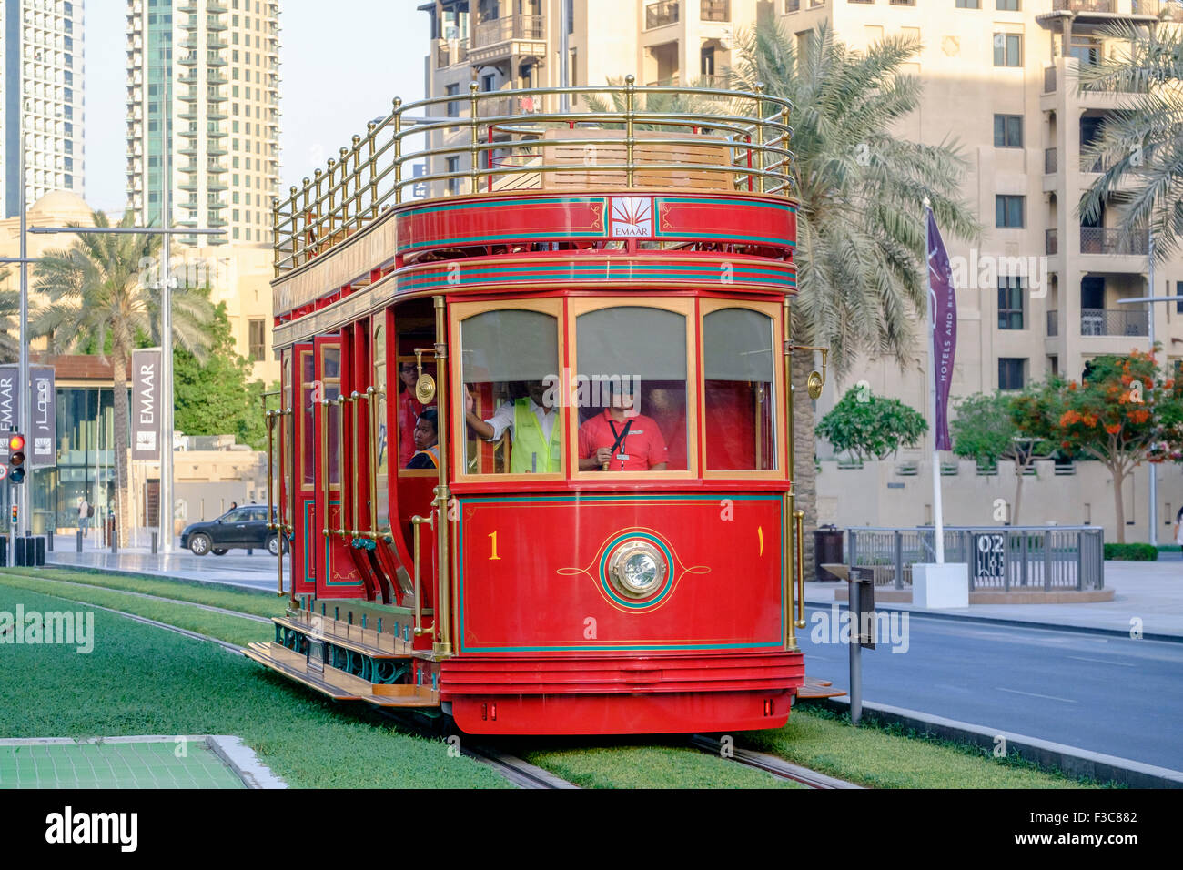Nuova Dubai carrello (San Francisco stile cella a combustibile idrogeno alimentato tram) che viaggia lungo la strada in Dubai Emirati Arabi Uniti Foto Stock