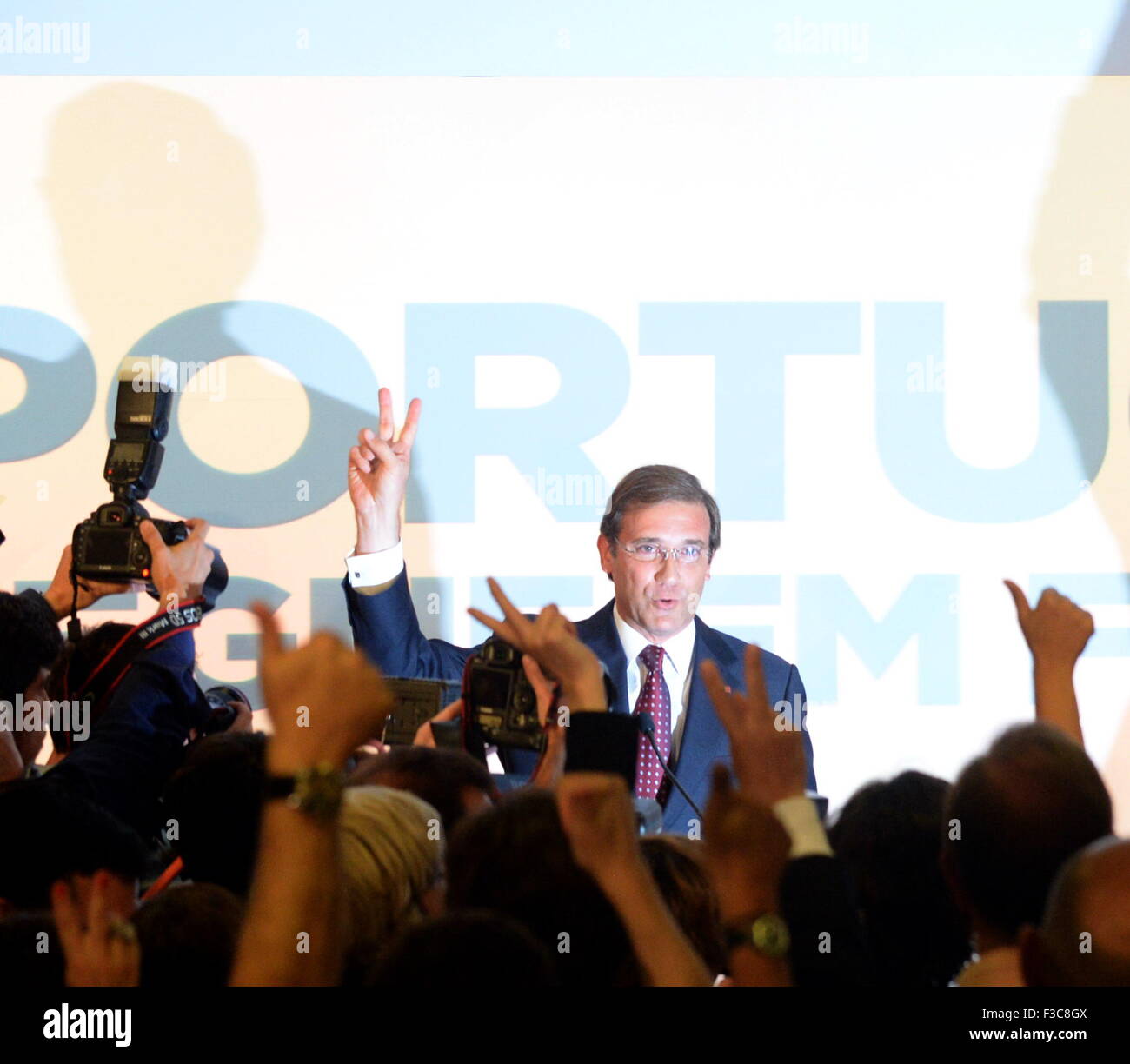 Lisbona. 4 Ott 2015. Partito Social Democratico leader e primo ministro Pedro Passos Coelho celebra con i sostenitori alla fine della loro conferenza stampa congiunta di Lisbona dopo aver vinto le elezioni generali del 4 ottobre, 2015. Il Portogallo è il centro-destra coalizione ha portato dagli operatori storici il primo ministro Pedro Passos Coelho ha vinto Domenica elezioni generali ma sono caduto a corto di una maggioranza assoluta in Parlamento. © Zhang Liyun/Xinhua/Alamy Live News Foto Stock