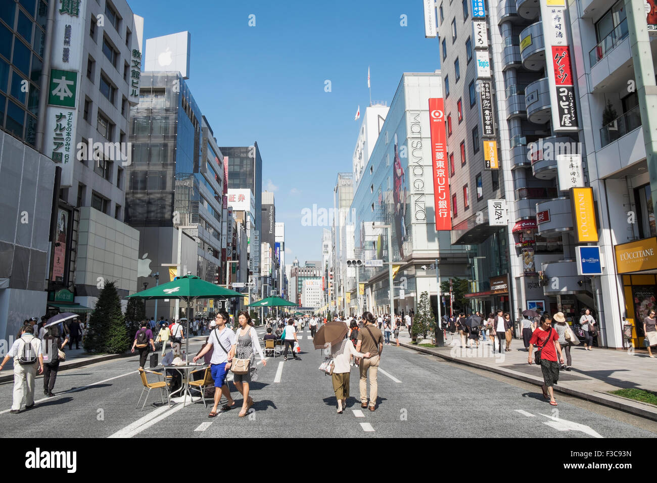 Occupato strada pedonale nel lussuoso quartiere dello shopping di Ginza a Tokyo Giappone Foto Stock
