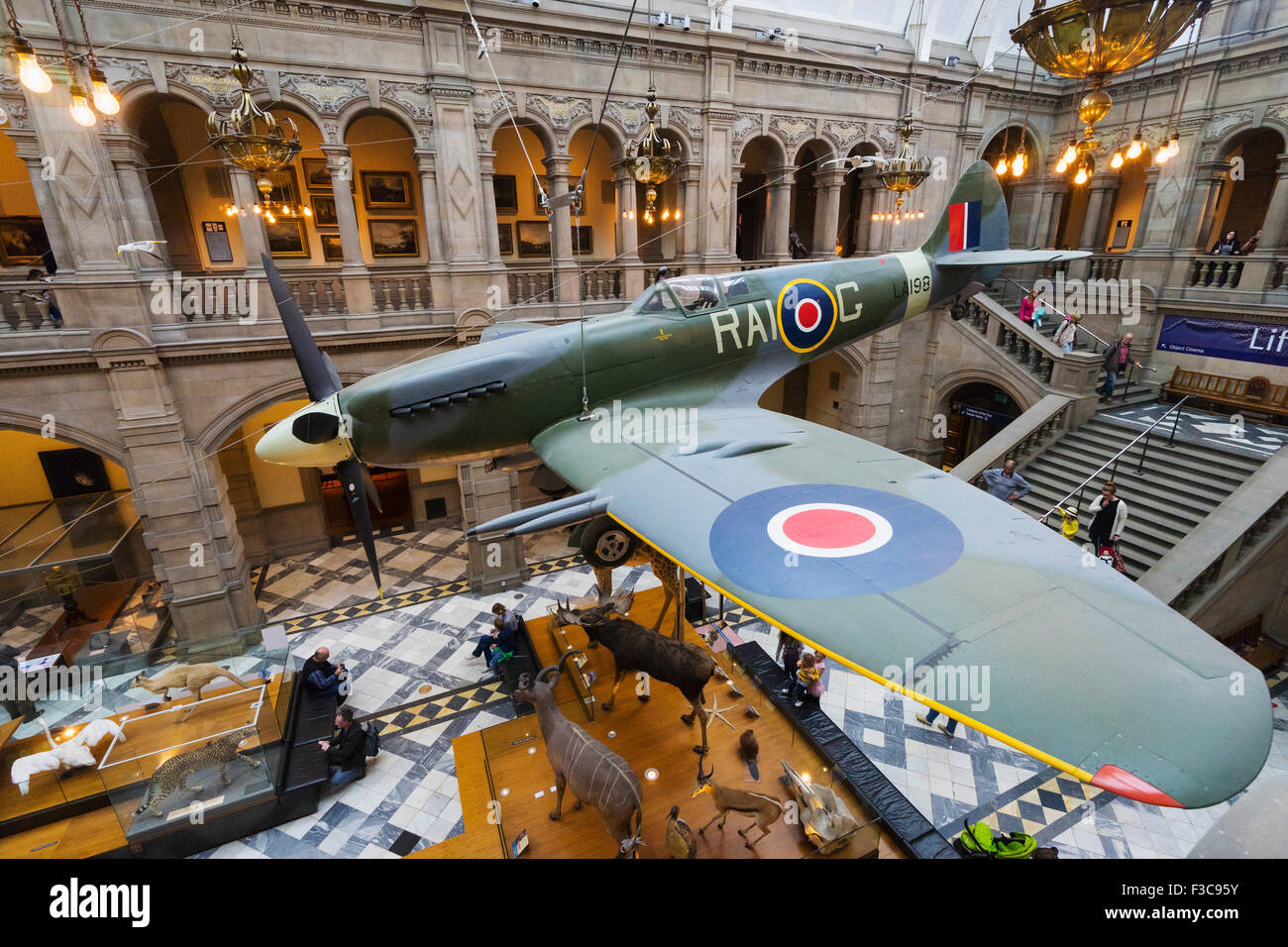 Spitfire fighter sul display in Kelvingrove Art Gallery and Museum di Glasgow Regno Unito Foto Stock