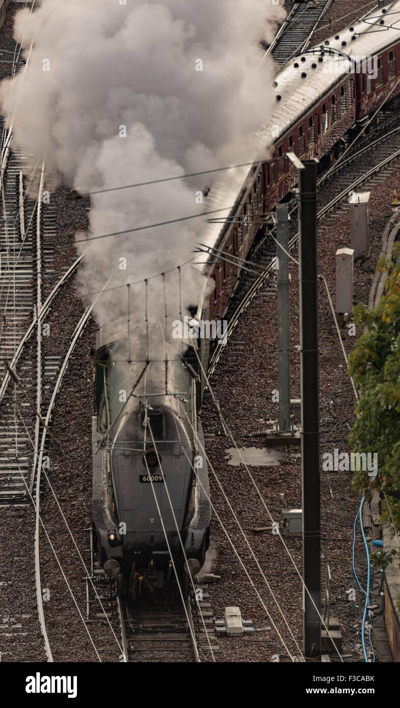 60009 'Unione del Sud Africa' cale uno speciale servizio di vapore sulle nuove frontiere stazione di Edinburgh Waverley. Foto Stock