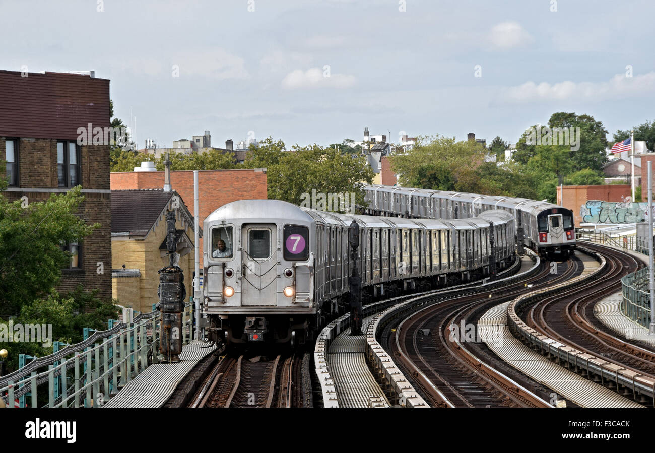 Una vista di due elevato alla metropolitana treni da la 61st Street station della #7 treno a Woodside, Queens, a New York Foto Stock