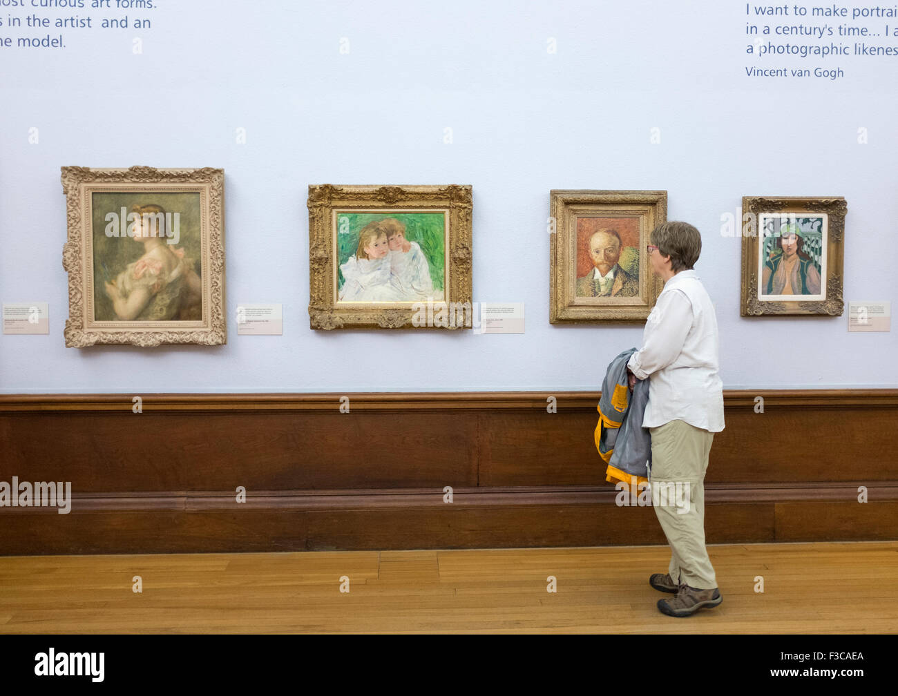 Visitatore guardando i dipinti in mostra al Kelvingrove Art Gallery and Museum di Glasgow Regno Unito Foto Stock