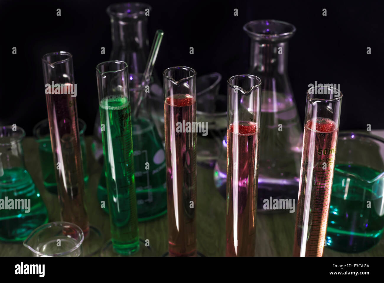 La chimica provette e matracci in un laboratorio oscurato Foto Stock