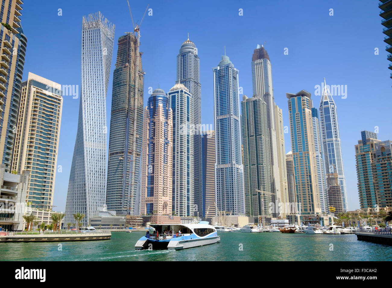 Vista dello Skyline di molti alto torri appartamento nel quartiere di Marina di Dubai Emirati Arabi Uniti Foto Stock