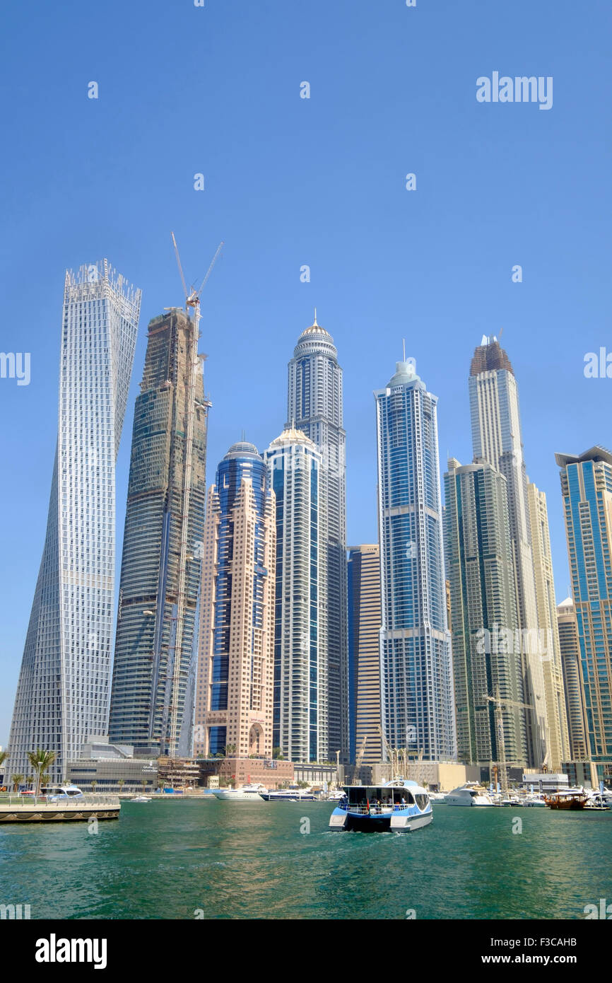 Vista dello Skyline di molti alto torri appartamento nel quartiere di Marina di Dubai Emirati Arabi Uniti Foto Stock
