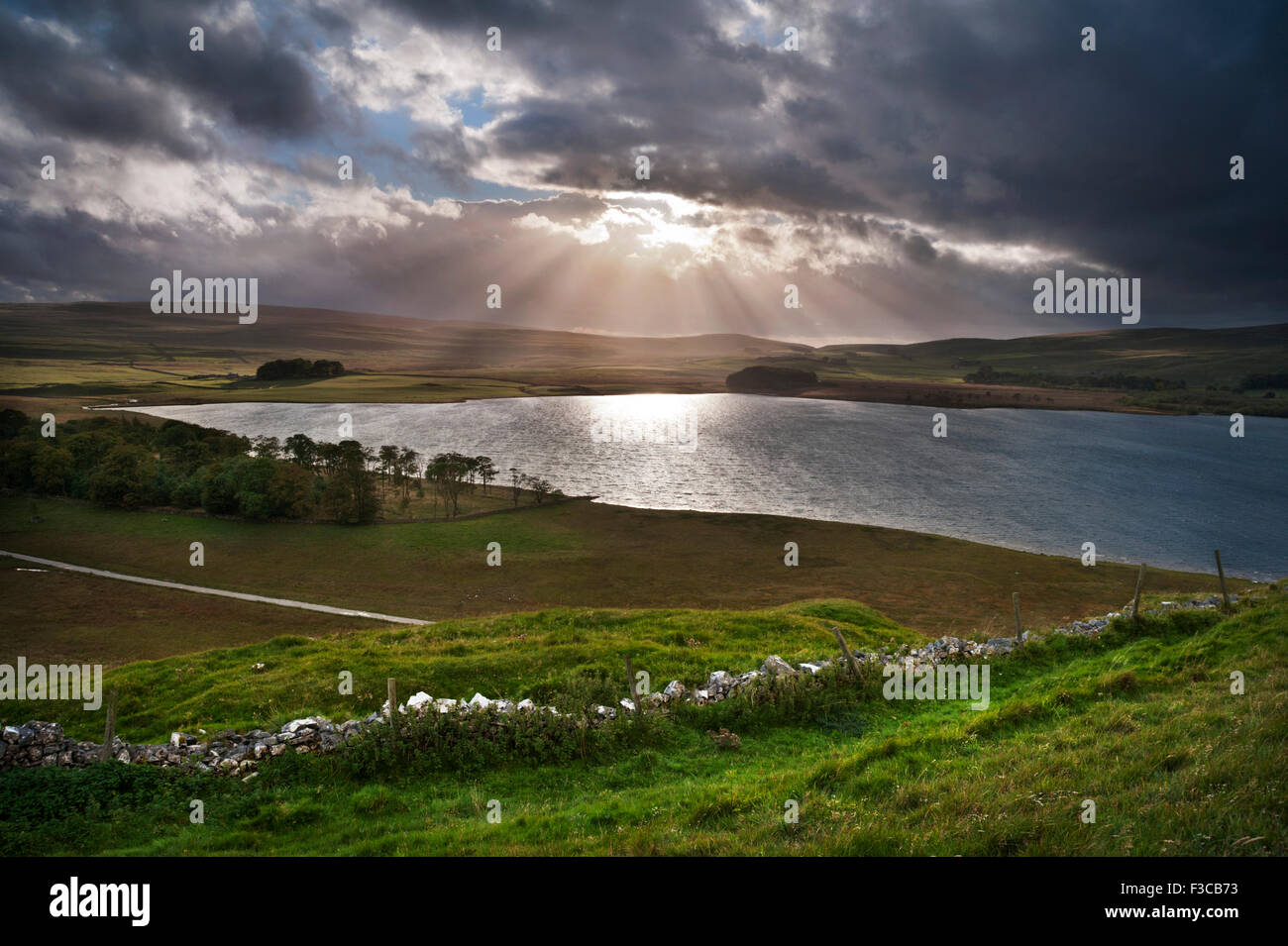 Maltempo su Malham Tarn, Yorkshire Dales National Park, Regno Unito. Foto Stock