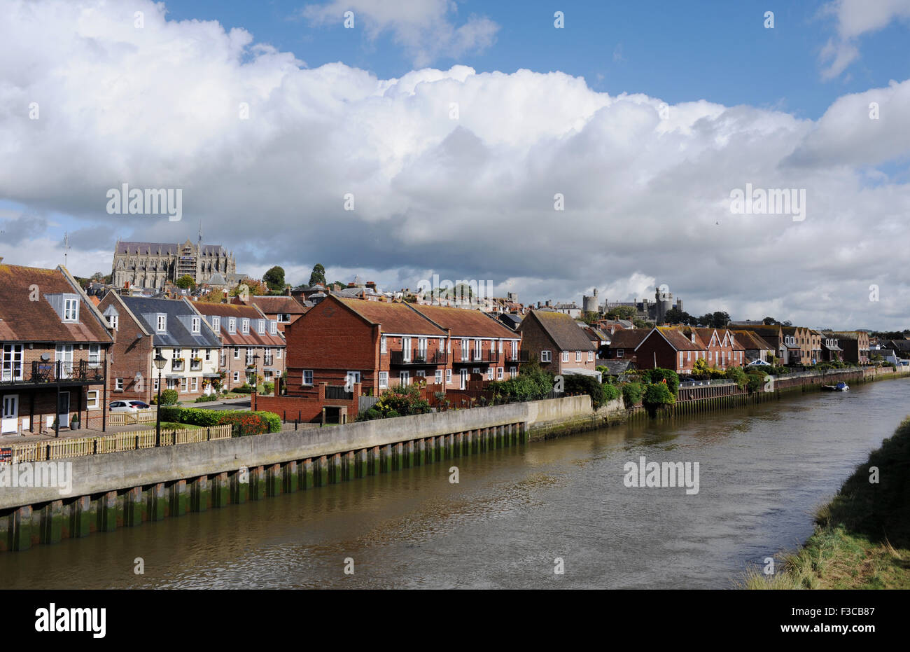 Le proprietà che si affaccia sul fiume Arun a Arundel con il castello e la cattedrale di sfondo nel Regno Unito Foto Stock