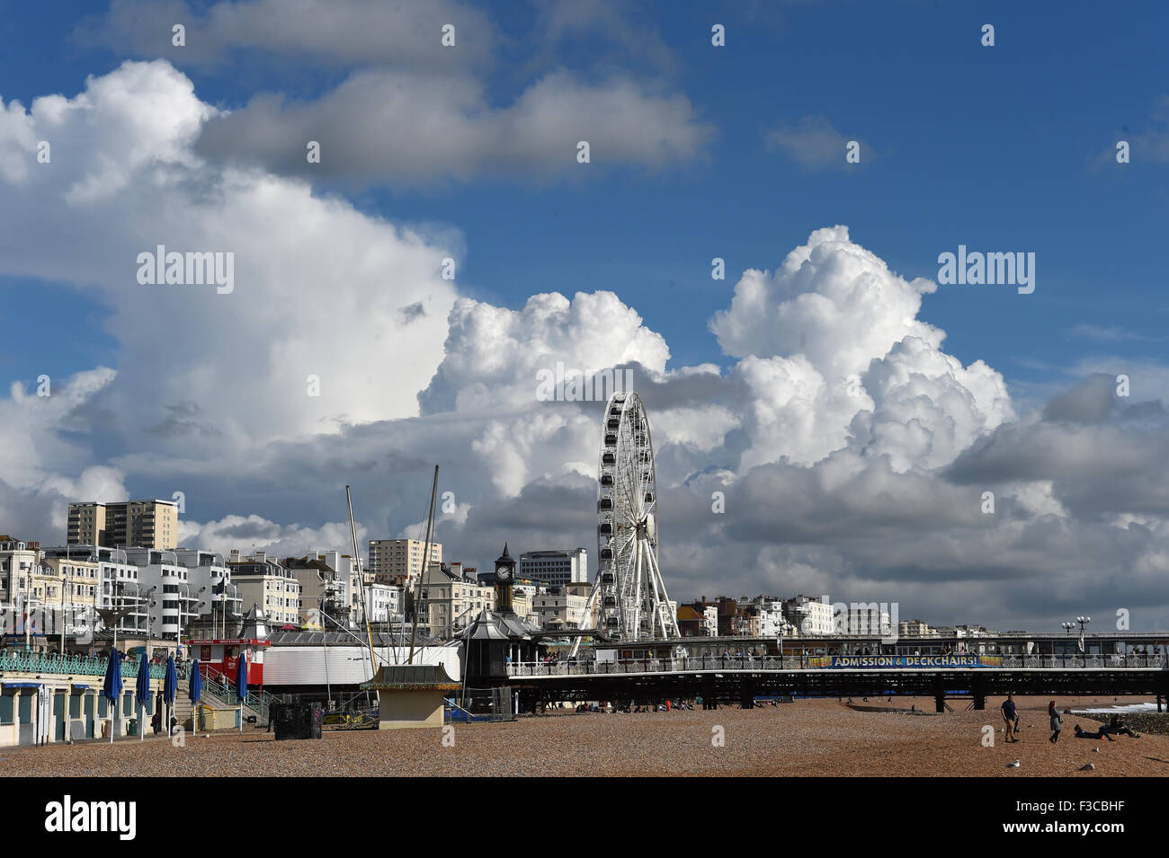 Brighton East Sussex Regno Unito - Spiaggia di Brighton e dal lungomare con vista del molo e la ruota panoramica Ferris attrazione Foto Stock