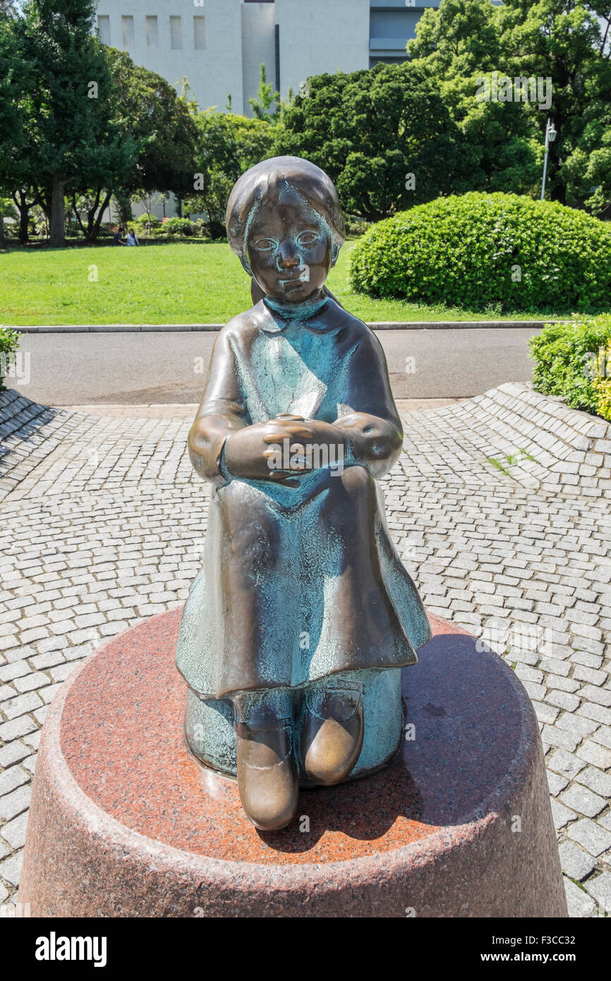 La statua Bambina in rosso scarpe in Yamashita Park Yokohama Giappone Foto Stock