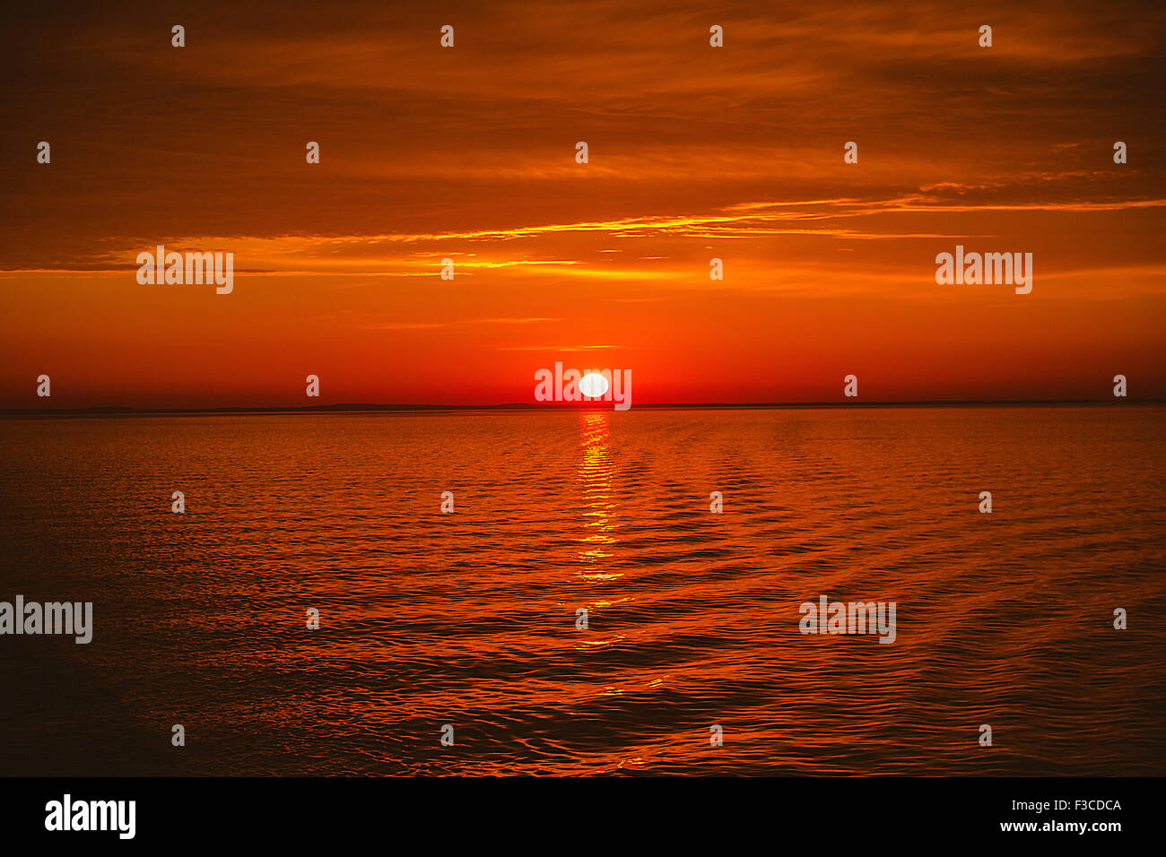 Tramonto sul Mar Baltico, da qualche parte in Svezia, crociera Foto Stock