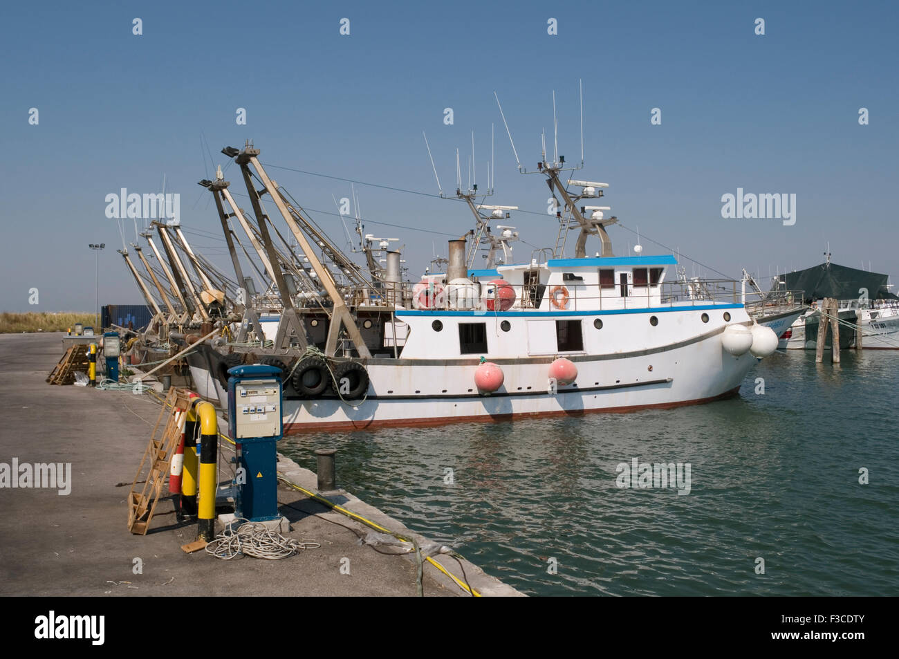 Barca da pesca in pila, del Parco del Delta del Po, provincia di Rovigo, regione Veneto, Italia Foto Stock