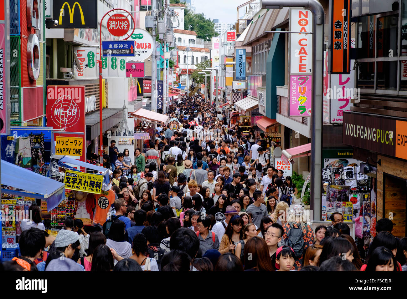 Molto affollata strada pedonale con i negozi Takeshita Street sulla trendy quartiere Harajuku di Tokyo Giappone Foto Stock