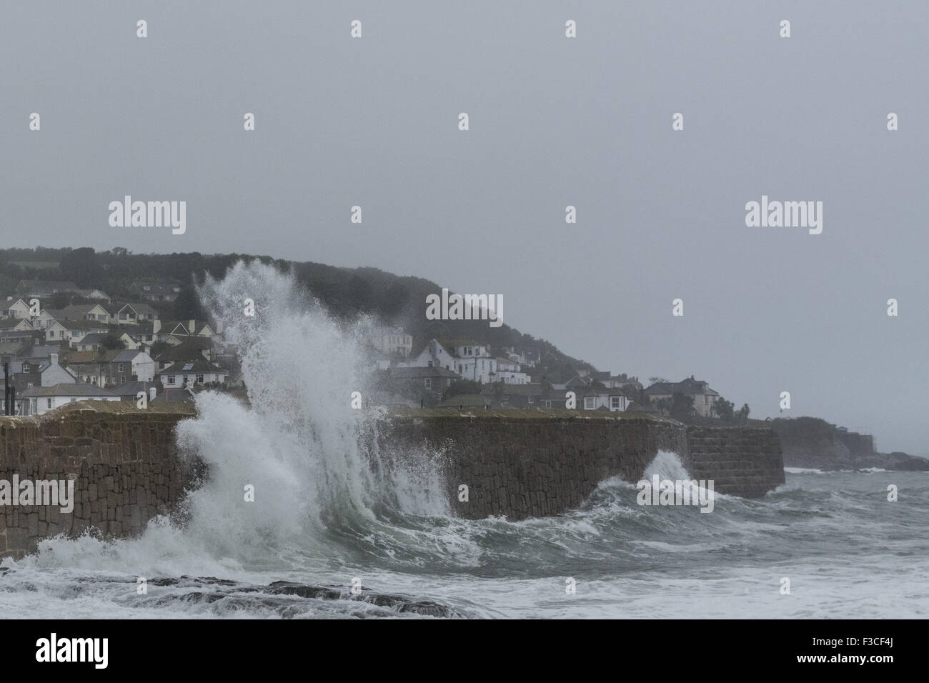 Mousehole, Cornwall, Regno Unito. Il 5 ottobre 2015. Regno Unito Meteo. Mare mosso la battitura della parete del porto a Mousehole. Credito: Simon Maycock/Alamy Live News Foto Stock
