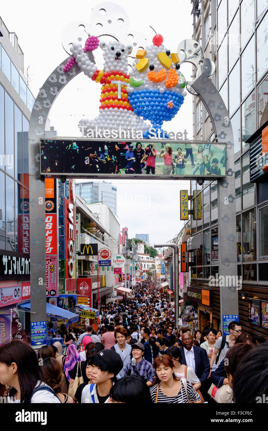 Molto affollata strada pedonale con i negozi Takeshita Street sulla trendy quartiere Harajuku di Tokyo Giappone Foto Stock
