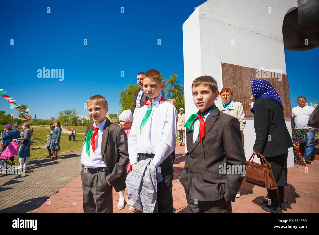 Dobrush (regione di Gomel), Bielorussia - 9 Maggio 2014: Non identificato gli scolari bielorussi sulla vittoria in parata del giorno del grande Pat Foto Stock