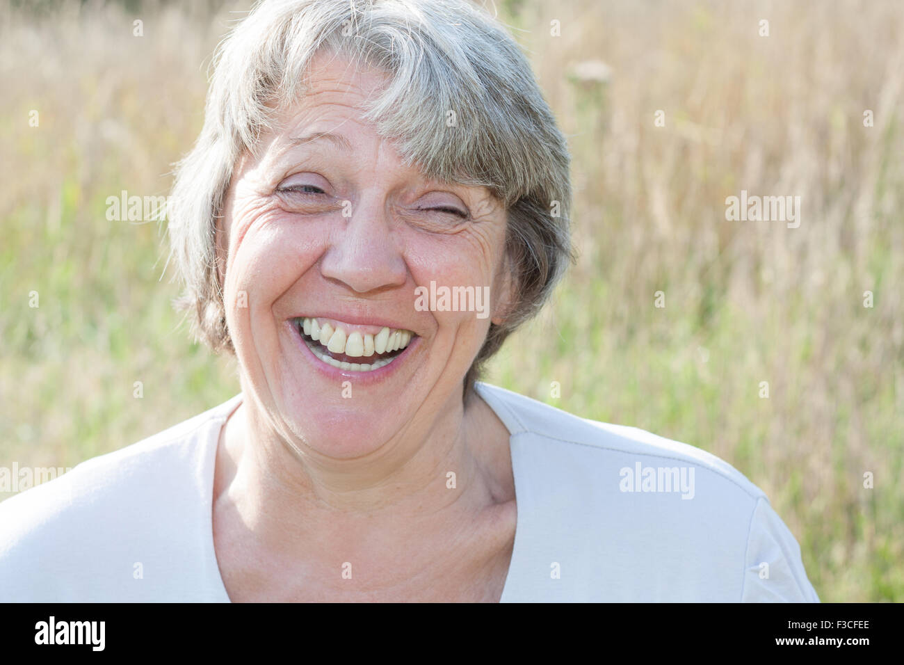 Senior donna ride molto Foto Stock