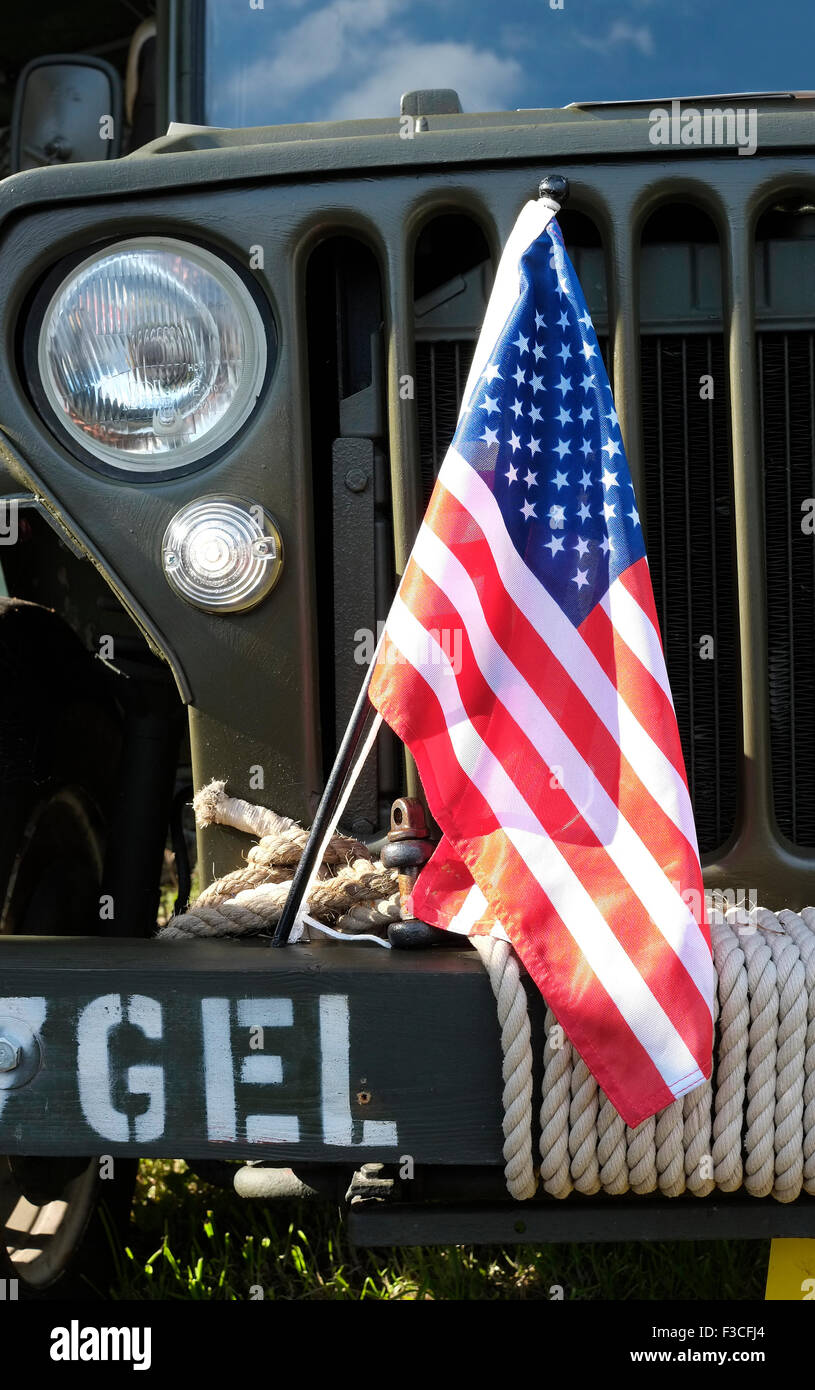 Bandiera americana legata alla parte anteriore della vecchia jeep willys Foto Stock