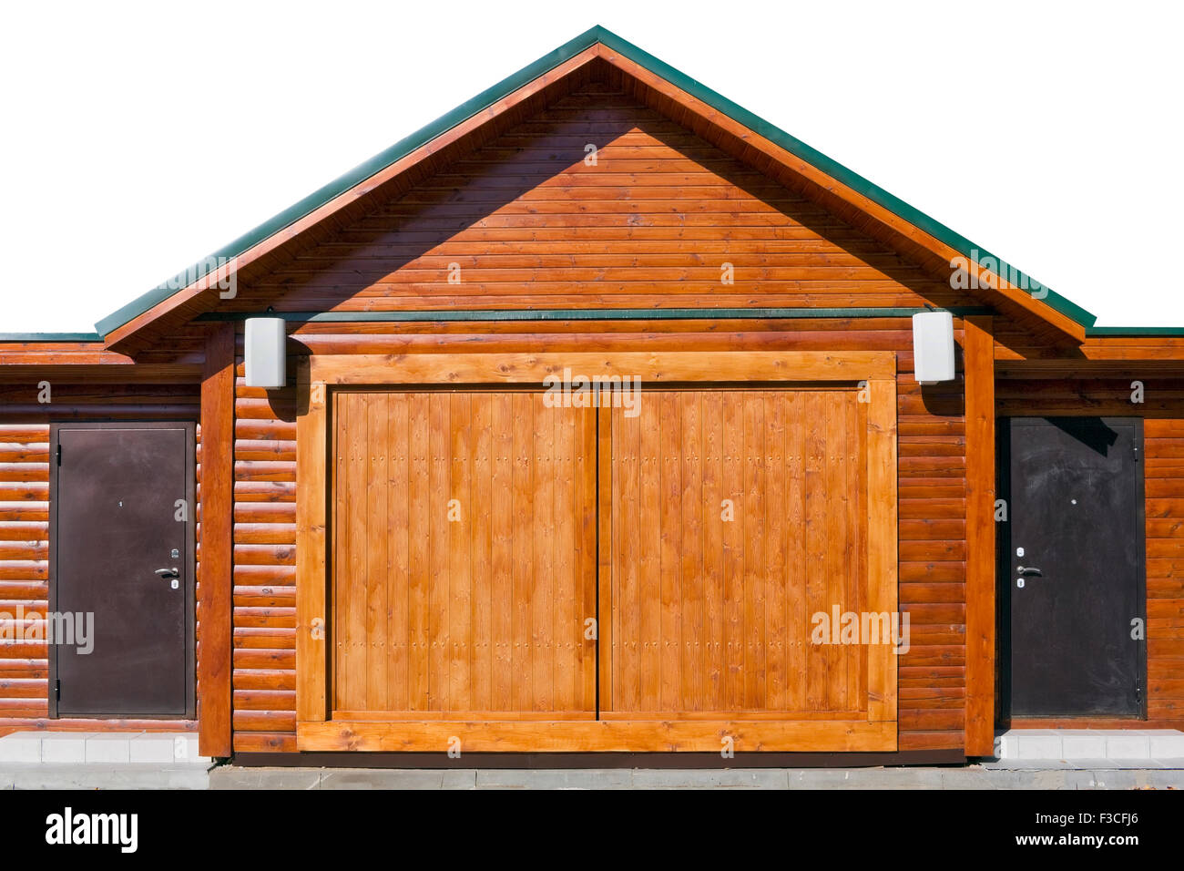 Moderno stile rustico- tettoia in legno con acciaio porte armati. Giornata di sole. Parzialmente isolato villaggio oggetto Foto Stock