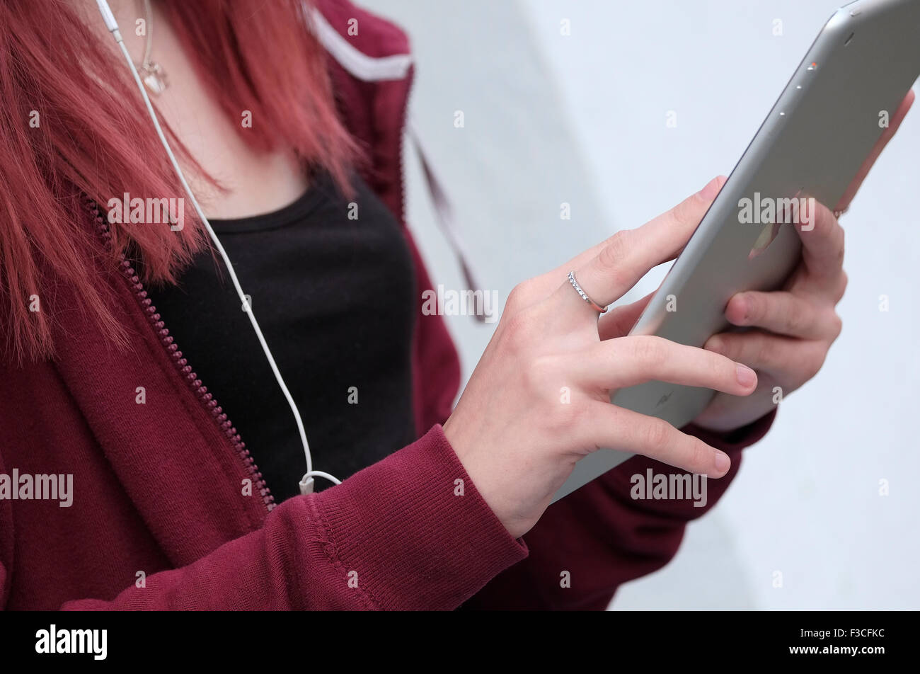 Giovane adolescente di sesso femminile utilizzando ipad tablet Foto Stock