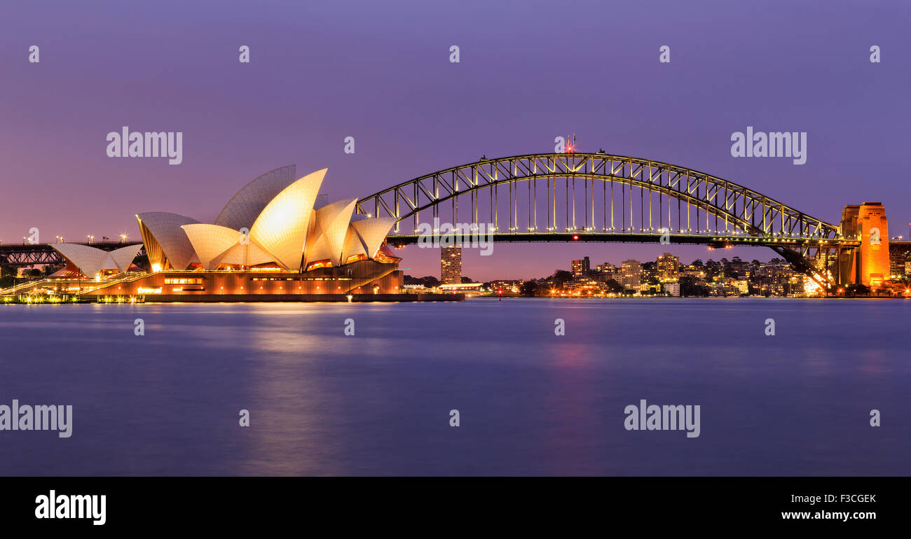 SYDNEY, Australia, 10 luglio 2015 - Sydney Opera House e il Ponte del Porto di Sydney al tramonto. Iconica e mondo famoso punto di riferimento Foto Stock