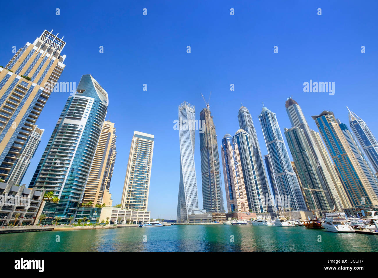 Vista dello Skyline di molti alto torri appartamento nel quartiere di Marina di Dubai Emirati Arabi Uniti Foto Stock