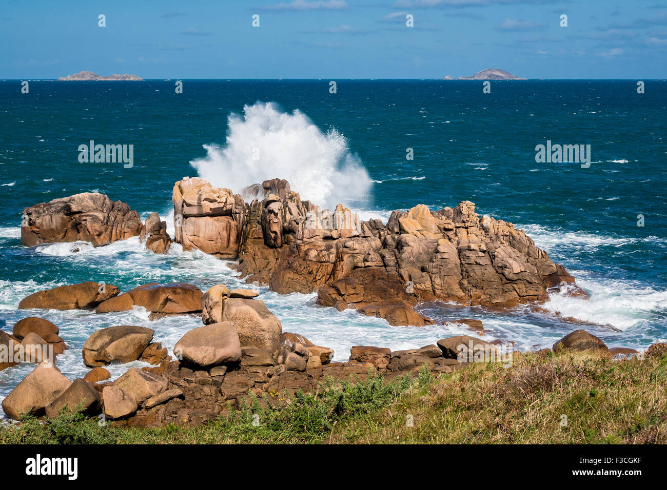 Oceano atlantico costa in Bretagna vicino Ploumanac'h (Francia) Foto Stock