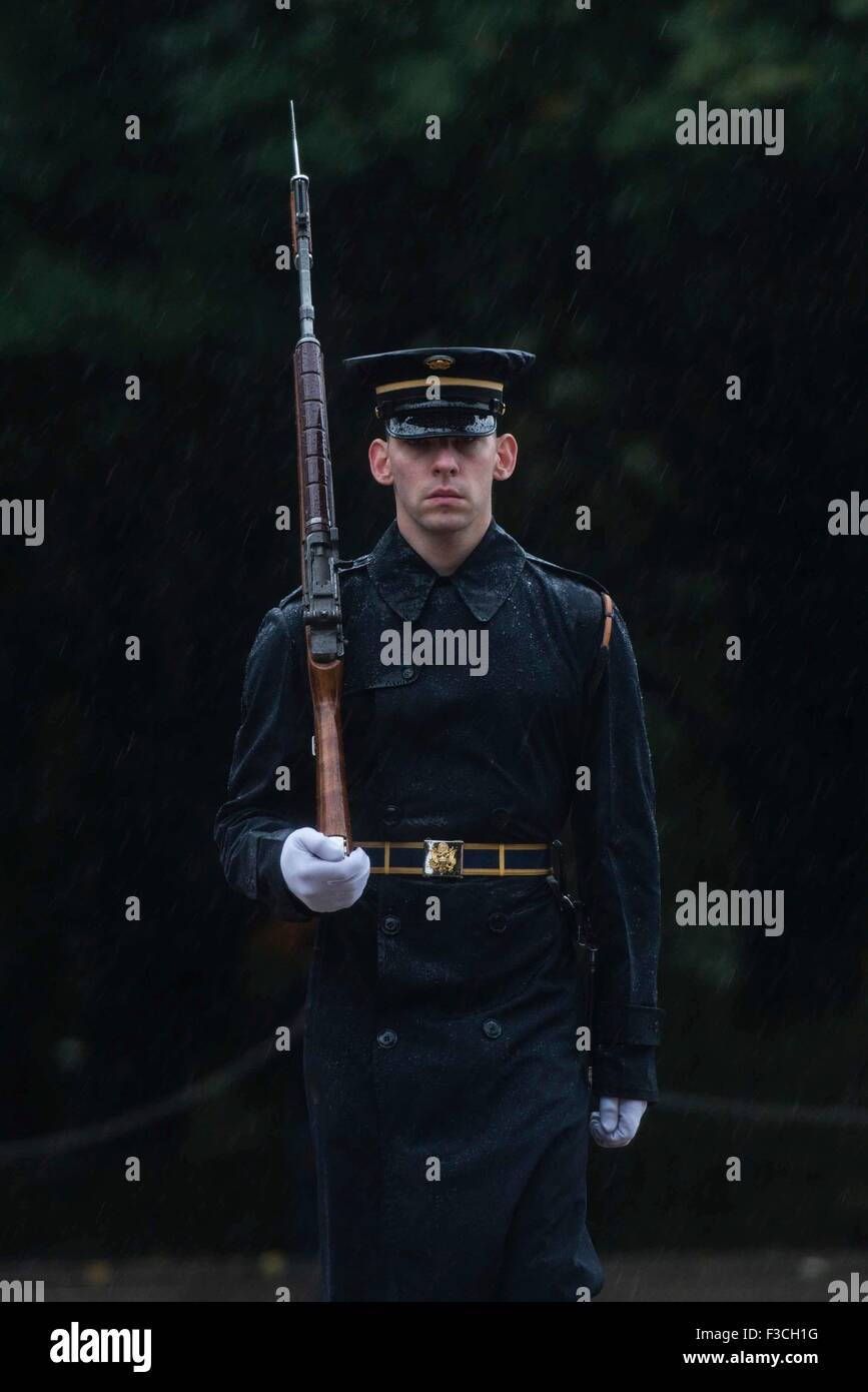 Un U.S. Esercito sentinella della tomba del 3 U.S. Reggimento di Fanteria sorge nella veglia a pioggia presso la Tomba degli Ignoti in Al Cimitero Nazionale di Arlington Ottobre 2, 2013 in Arlington, Virginia. Foto Stock