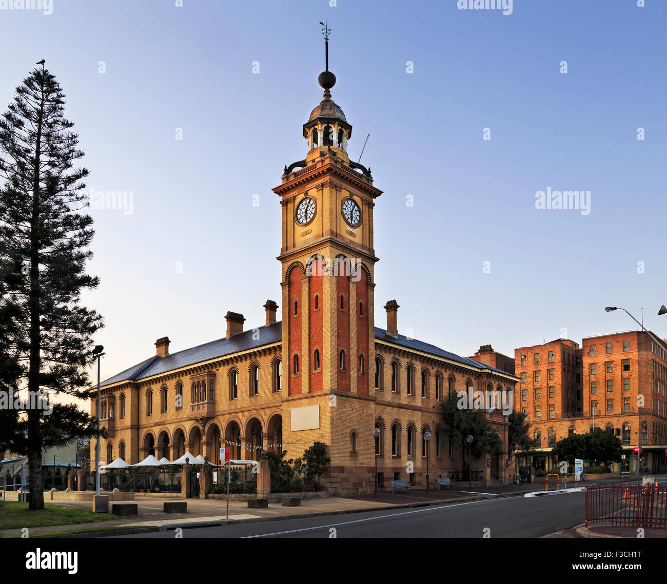 La facciata della storica casa doganale edificio in Newcastle, Australia, che è un hotel nel centro cittadino Foto Stock