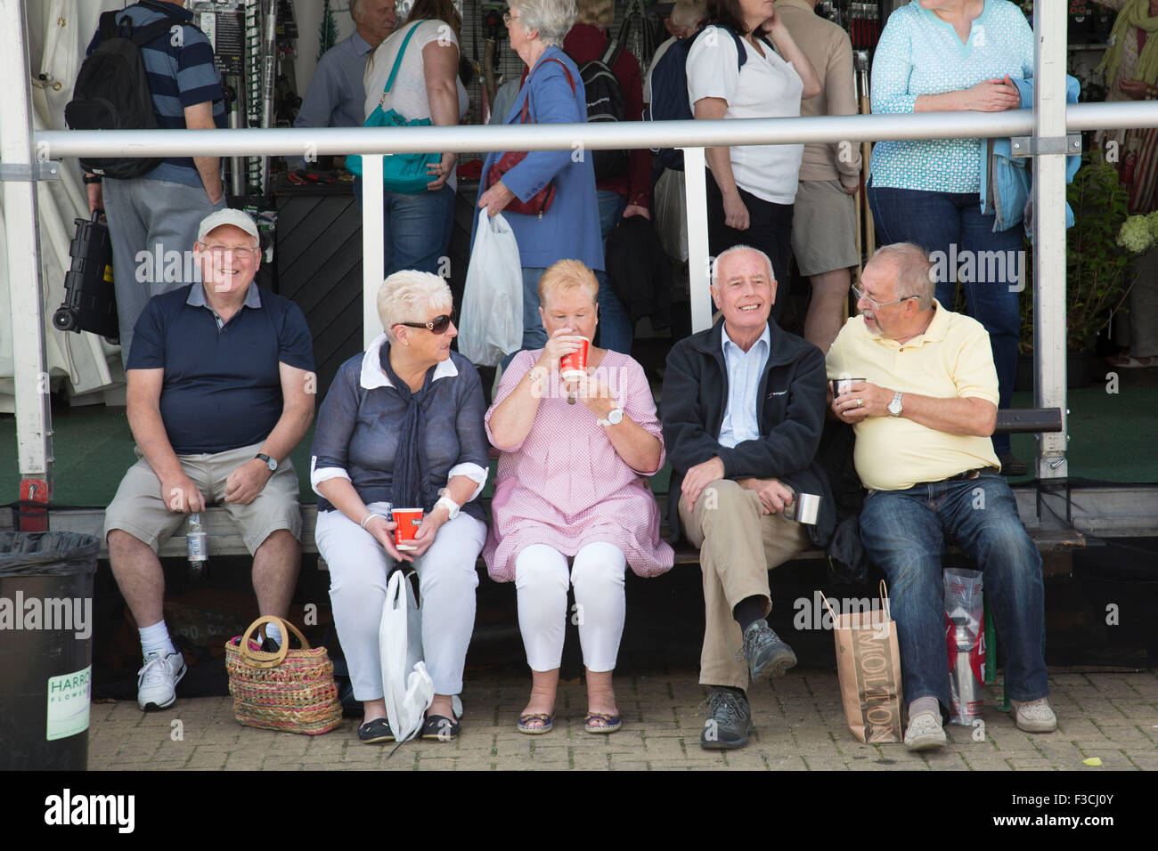 Harrogate Flower Show, North Yorkshire, Inghilterra, Regno Unito. Le persone al di fuori del salone. Foto Stock