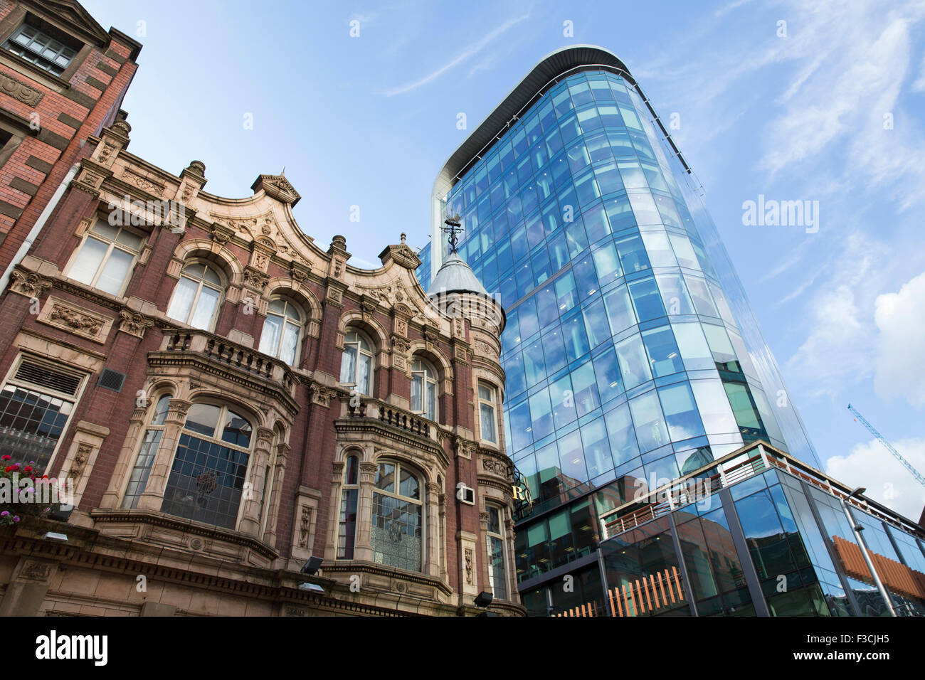 Vecchi e nuovi edifici nel centro della città di Birmingham raffigurato all'incrocio di Church Street e Cornwall Street, Birmingham. Foto Stock