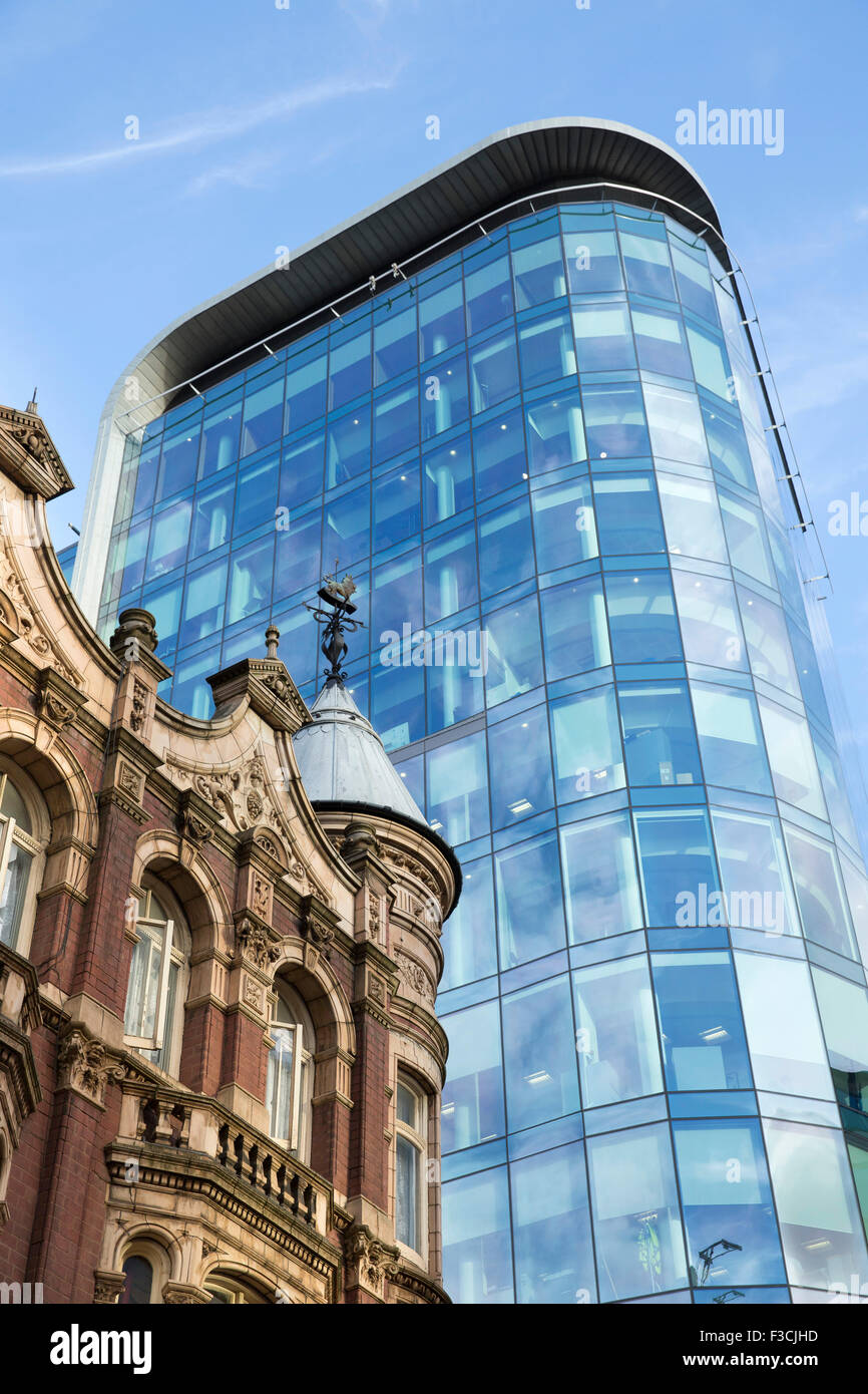 Vecchi e nuovi edifici nel centro della città di Birmingham raffigurato all'incrocio di Church Street e Cornwall Street, Birmingham. Foto Stock