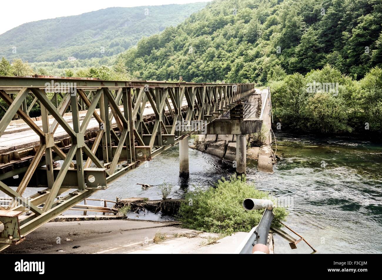 Ponte stradale a Martin Brod è stata distrutta durante la Bosnia la guerra civile. Foto Stock