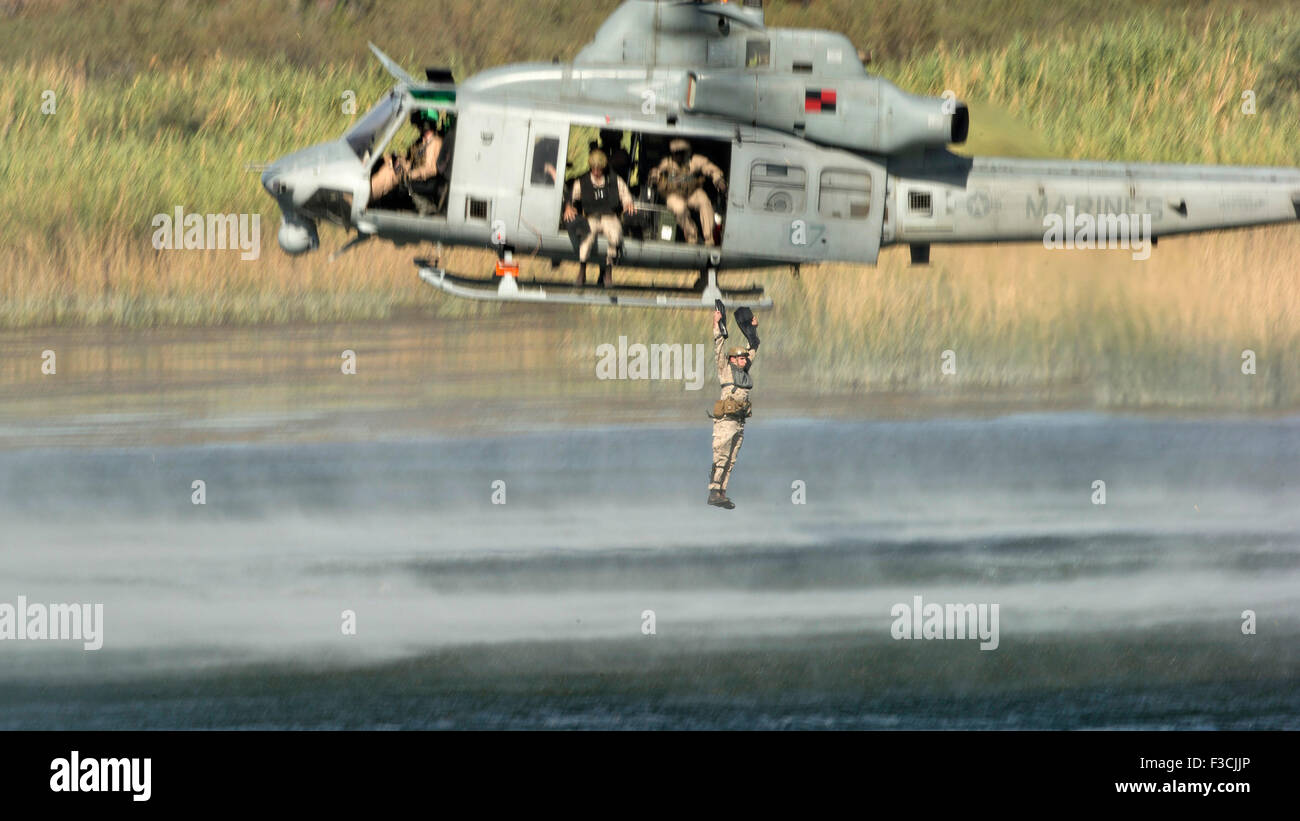 US Marine delle forze speciali commandos con forza di 1 società di ricognizione, saltare da un UH-1Y Venom elicottero nel lago Ferguson durante l'inserimento della formazione chiamato helocasting Ottobre 3, 2015 vicino a Yuma, Arizona. Foto Stock