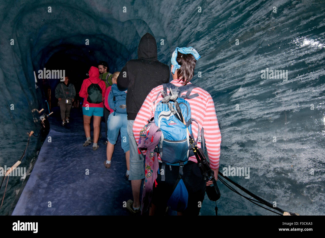 Passeggiate turistiche all'interno della Mer de Glace Glacier ice cave. Chamonix. Francia Foto Stock