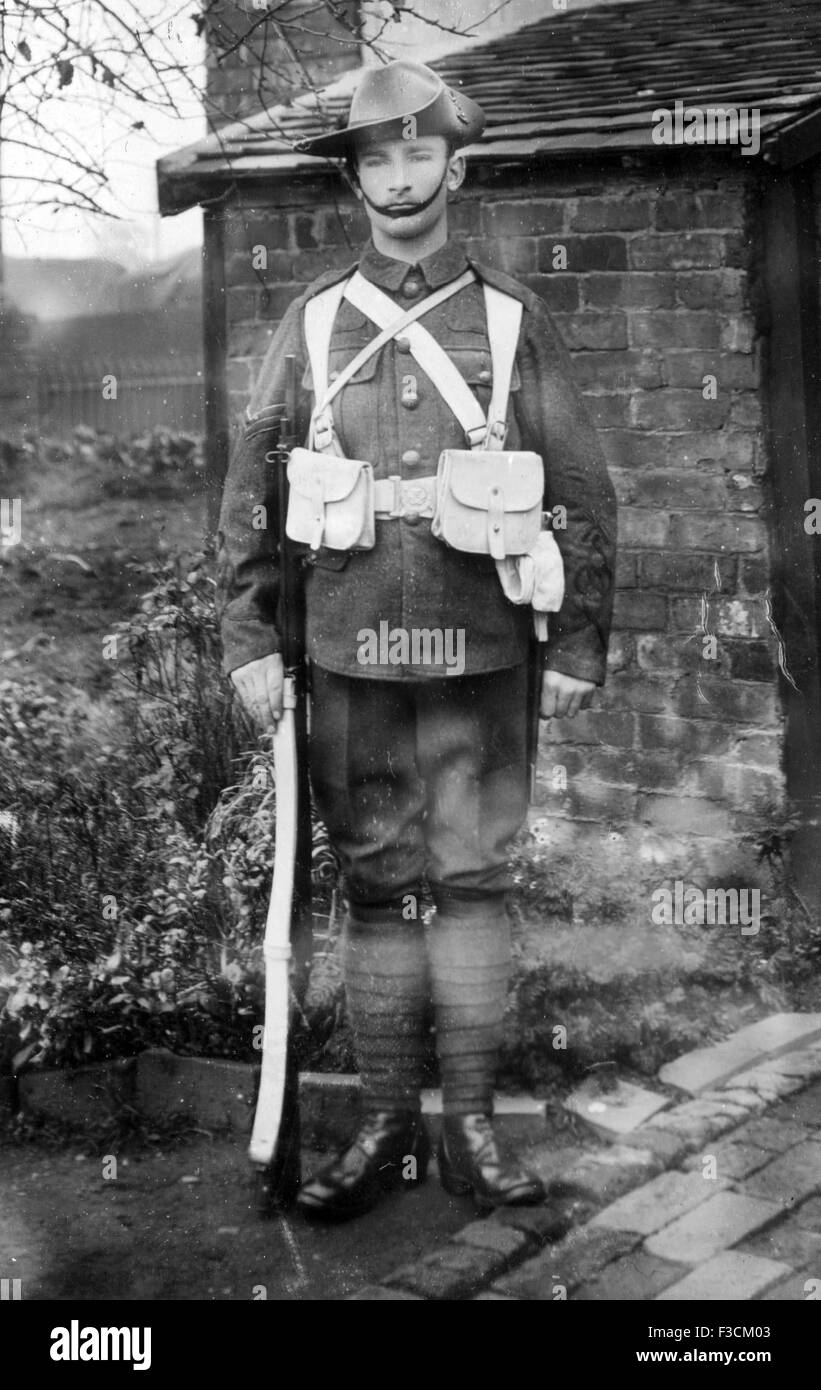 Soldato vittoriano con slade wallace equipaggiamento in pelle e martini henry fucile guerra boera periodo Foto Stock