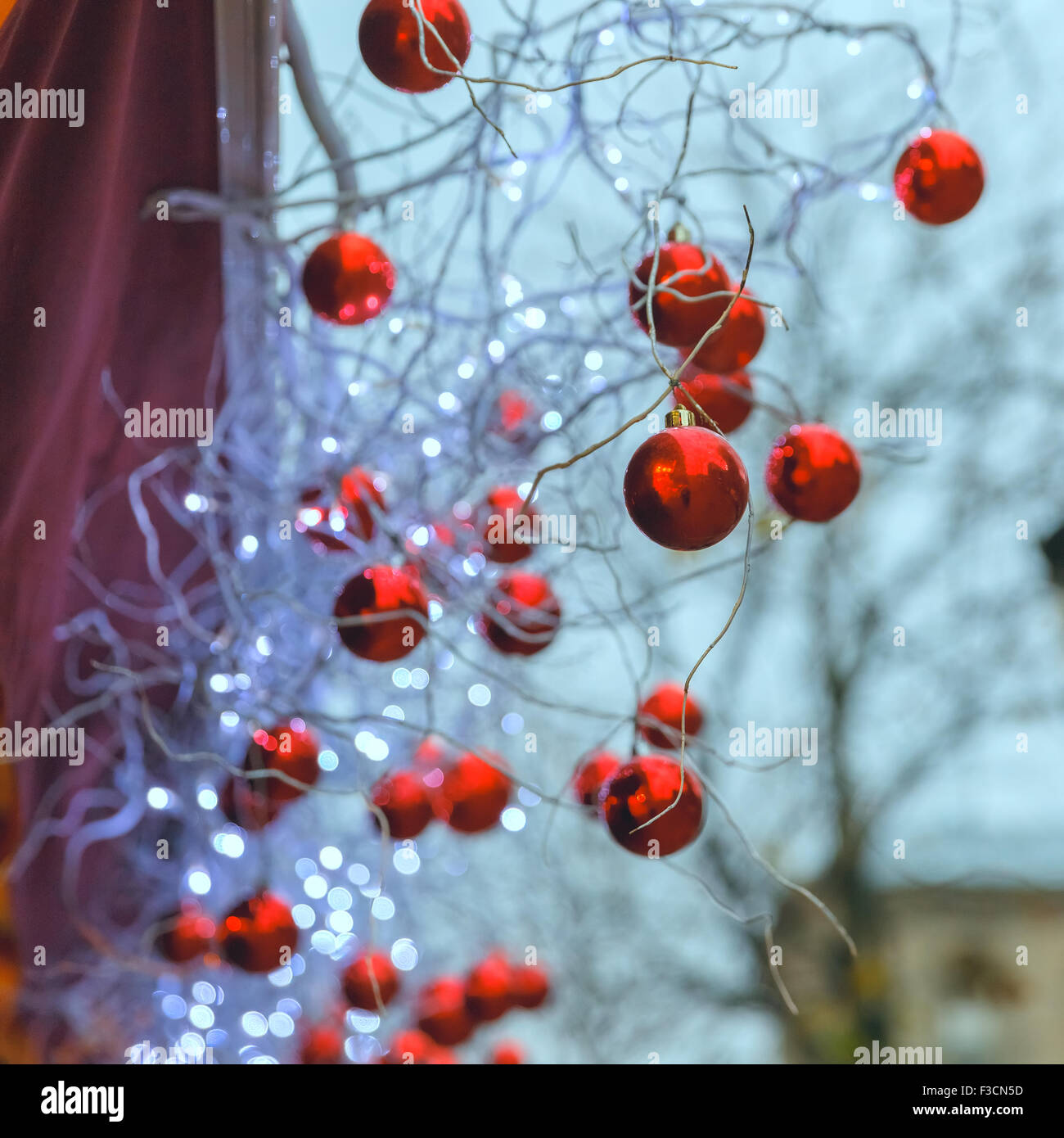 Rosso brillante palle di Natale sulla strada di Parigi, Francia Foto Stock