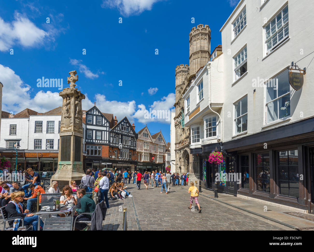 Cafe e negozi su Buttermarket nel centro della città con la Cattedrale Gate Hotel sulla destra, Canterbury, nel Kent, England, Regno Unito Foto Stock