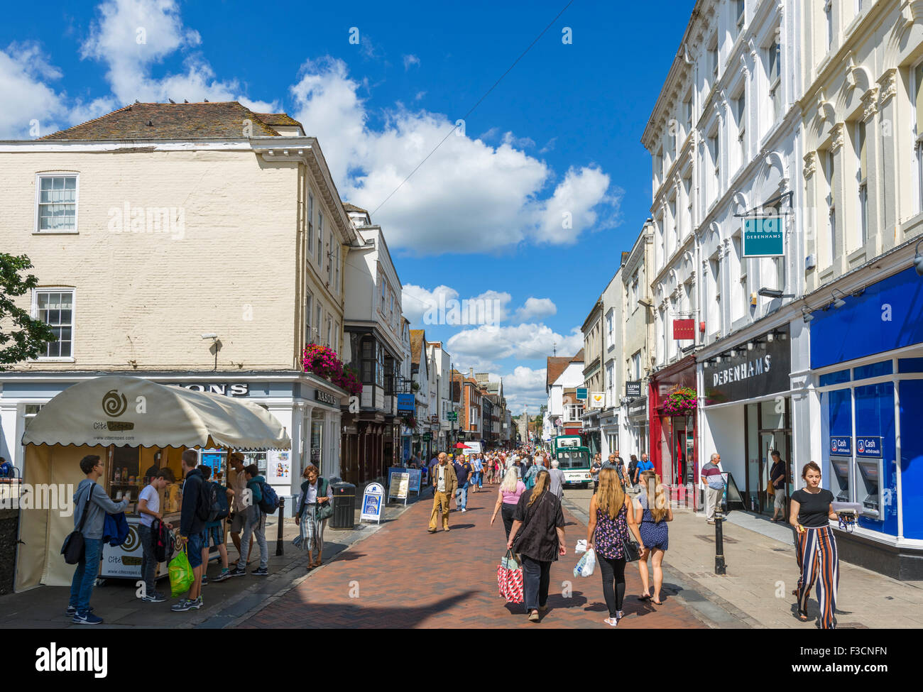 I negozi di High Street nel centro storico della città, Canterbury, nel Kent, England, Regno Unito Foto Stock