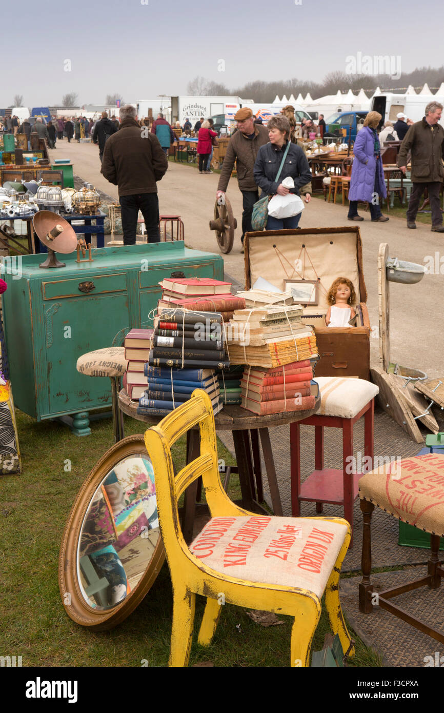Regno Unito, Inghilterra, Lincolnshire, Lincoln, antiquariato, visitatori affare di caccia tra bancarelle Foto Stock