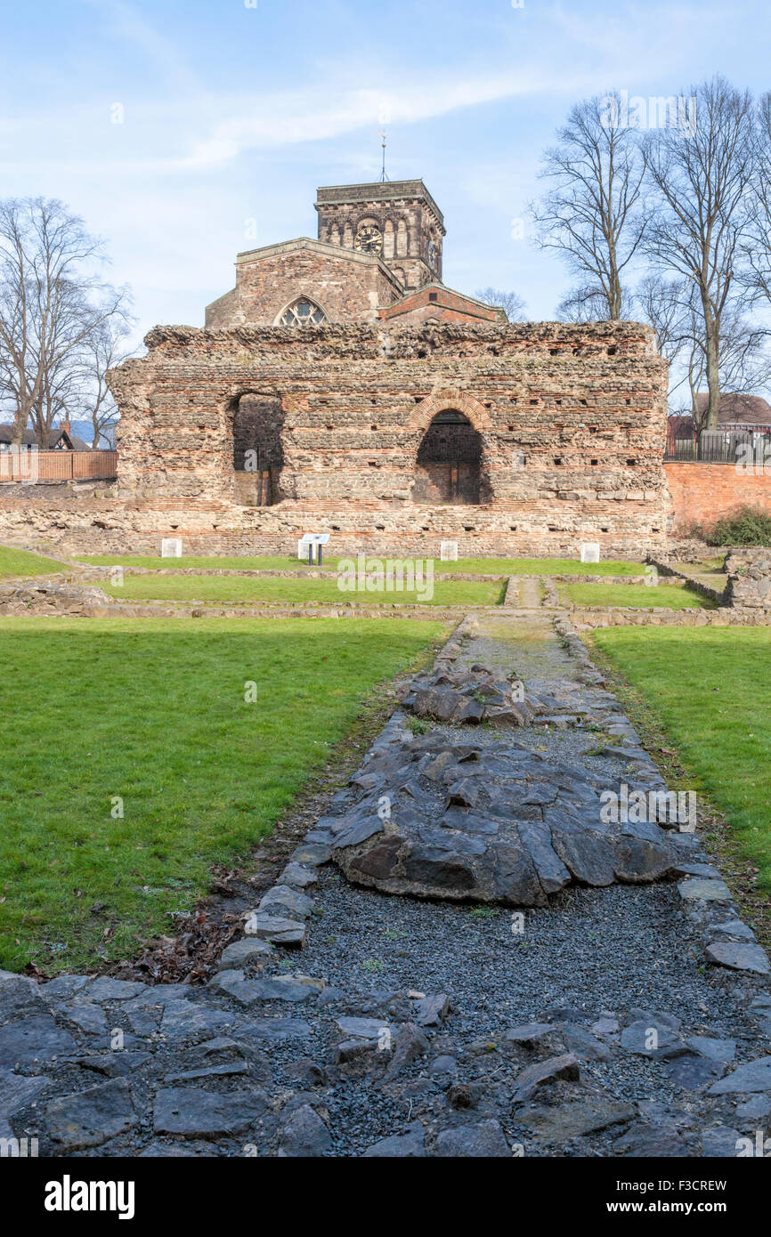 Jewry Wall, fondamenti e resti delle terme romane di Leicester, England, Regno Unito, con la chiesa di San Nicola dietro. Foto Stock