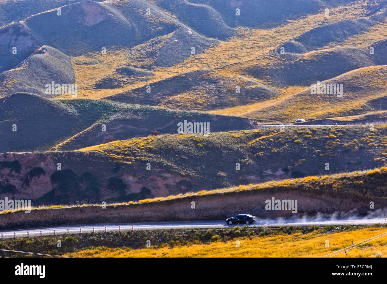 Zhangye. 5 Ottobre, 2015. Foto scattata il 5 ottobre, 2015 mostra paesaggi della montagna Qilianshan in Sunan Yugur contea autonoma, a nord-ovest della Cina di Provincia di Qinghai. © Wang Jiang/Xinhua/Alamy Live News Foto Stock