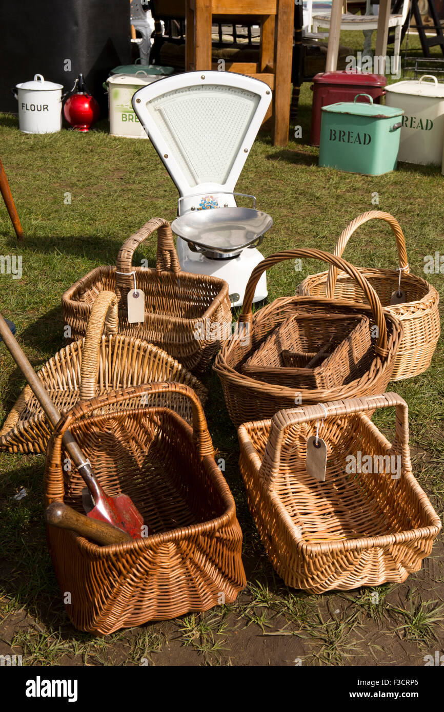 Regno Unito, Inghilterra, Lincolnshire, Lincoln, antiquariato, cesti di vimini e il vecchio negozio di dolci scale Foto Stock