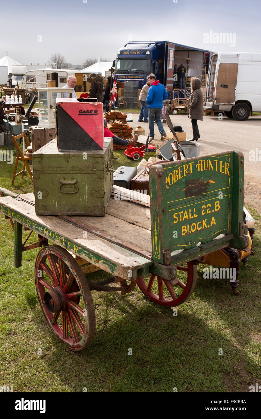 Regno Unito, Inghilterra, Lincolnshire, Lincoln, antiquariato, vecchi camion e trunk di stagno sul display Foto Stock