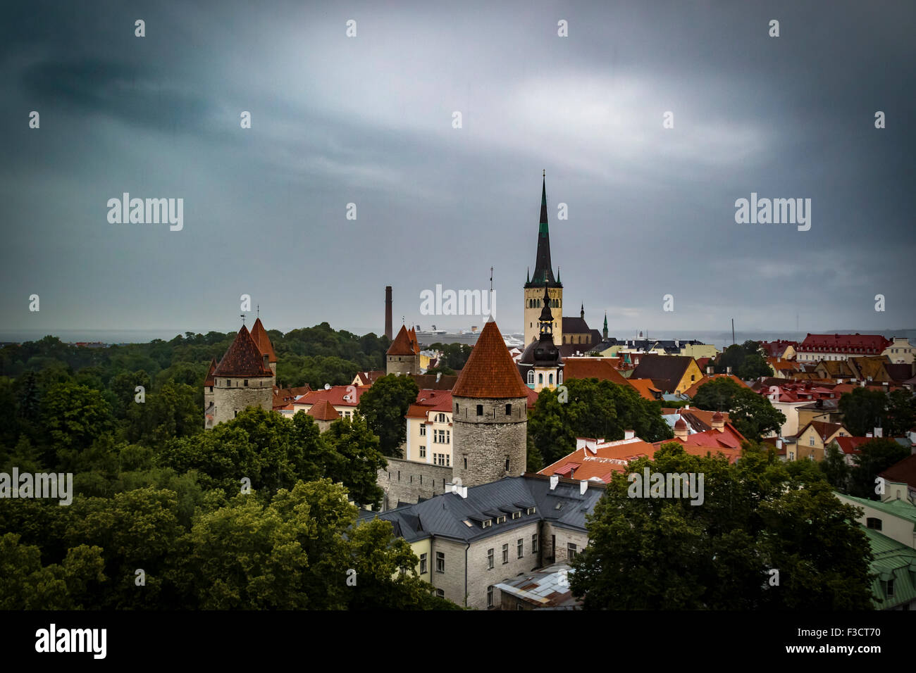Una vista sui tetti di Tallin, Estonia, un sito Patrimonio Mondiale dell'Unesco. St dell'Olaf guglia della chiesa domina la scena Foto Stock
