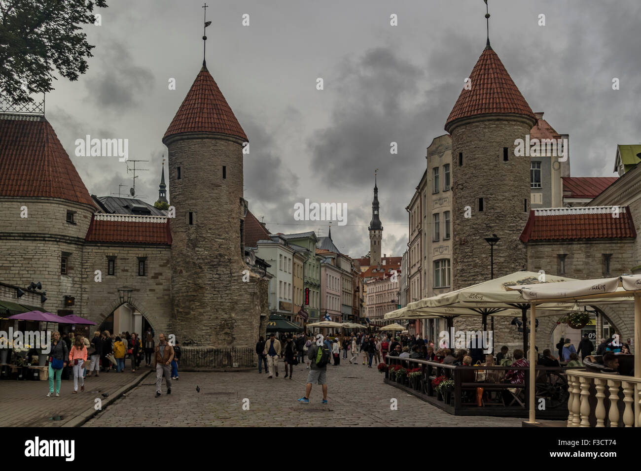 Vista dell'ingresso alla città vecchia di Tallin, Estonia attraverso il Viru cancelli con il Marketpalce oltre Foto Stock