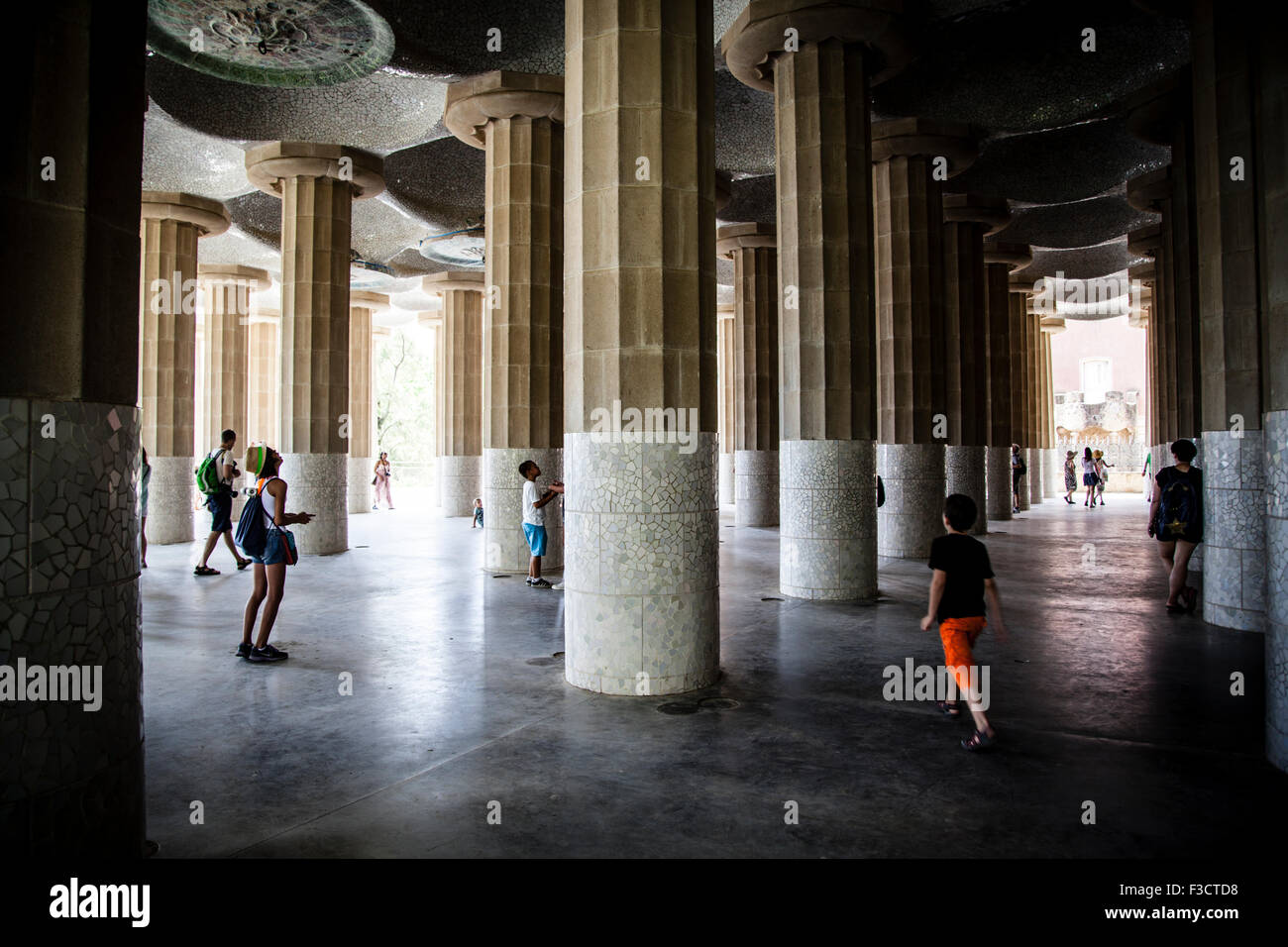 Sala di 100 colonne, colonne doriche tenere la piazza sopra nel Parco Guell Foto Stock