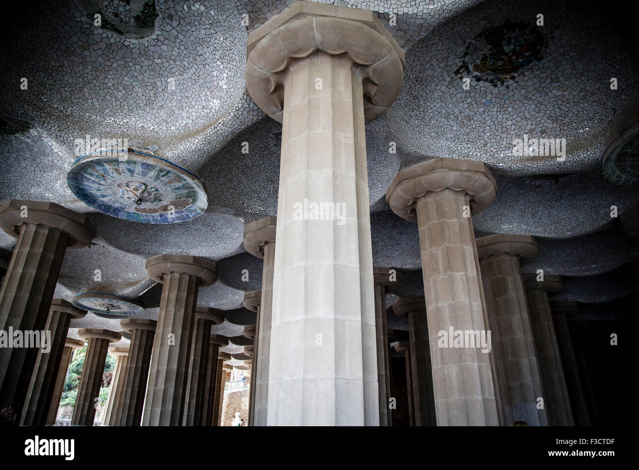 Sala di 100 colonne, colonne doriche tenere la piazza sopra nel Parco Guell Foto Stock